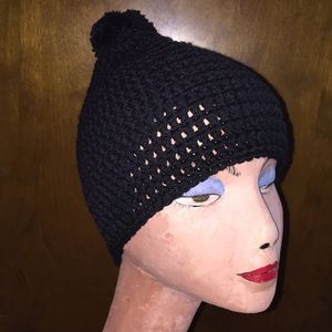 Black knit hat w Pom Pom